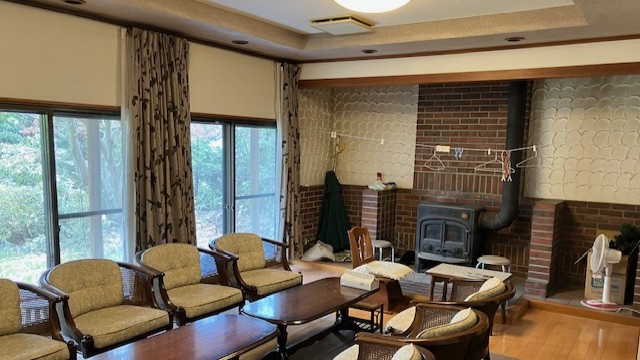 御代田  手入れされた植栽が美しい7LDKの中古戸建の居間・リビング
