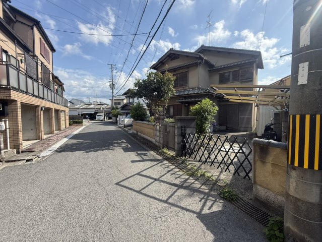 貝塚市鳥羽　古家付き土地の前面道路含む現地写真