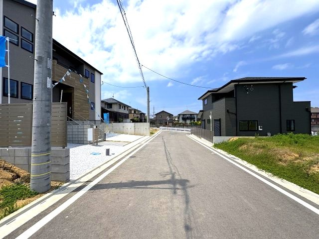 【その他】 | 糟屋郡新宮町湊4期　2号棟（全2棟）【仲介手数料無料・0円】 | 現地写真。前面道路です。