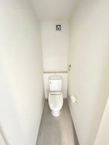 【トイレ】 | 糟屋郡新宮町湊4期　2号棟（全2棟）【仲介手数料無料・0円】 | 現地写真。2階にもトイレです。