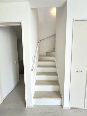 【内装】 | 糟屋郡新宮町湊4期　2号棟（全2棟）【仲介手数料無料・0円】 | 現地写真。2階へ上がる階段です。手摺もついて安全ですね。