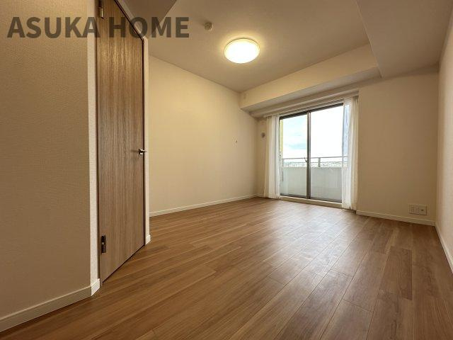 サンクタス横浜二俣川の洋室|廊下側のお部屋です。吹抜けに面しているので、お部屋も明るいです。