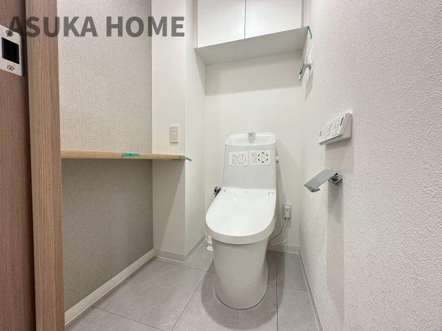 サンクタス横浜二俣川のトイレ|新規交換済！温水洗浄便座のトイレ設備です。トイレ上部にはあると便利な吊戸棚を設置！