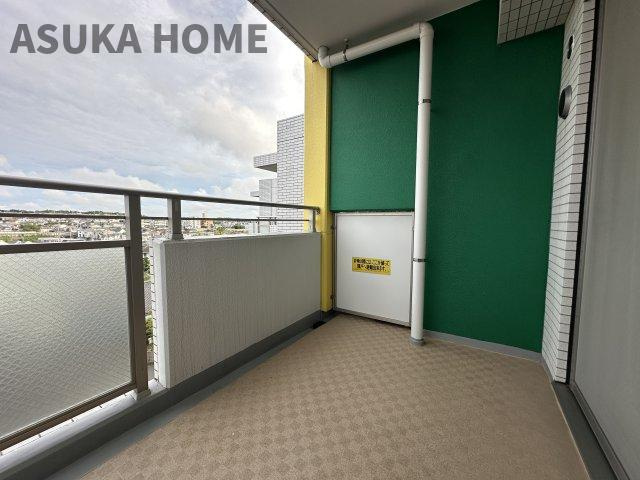 サンクタス横浜二俣川のバルコニー|写真を撮った日はあいにくの曇り空でしたが、晴れている日は日当りが良く洗濯物の渇きも早そうです。
