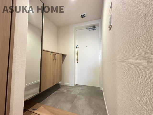 サンクタス横浜二俣川の玄関|明るくナチュラルな雰囲気の玄関です。玄関横のミラー付きシューズボックスも嬉しい設備です。