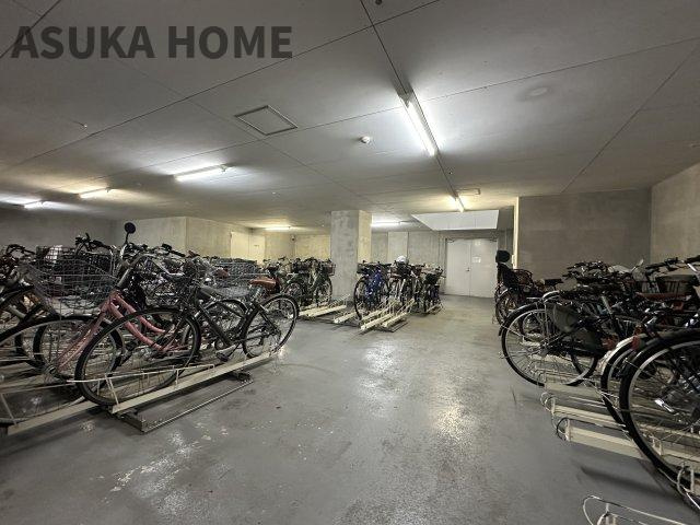 サンクタス横浜二俣川の駐輪場|整理されたスタンド付きの使いやすい駐輪場です。屋根付きの駐輪スペースを完備。
