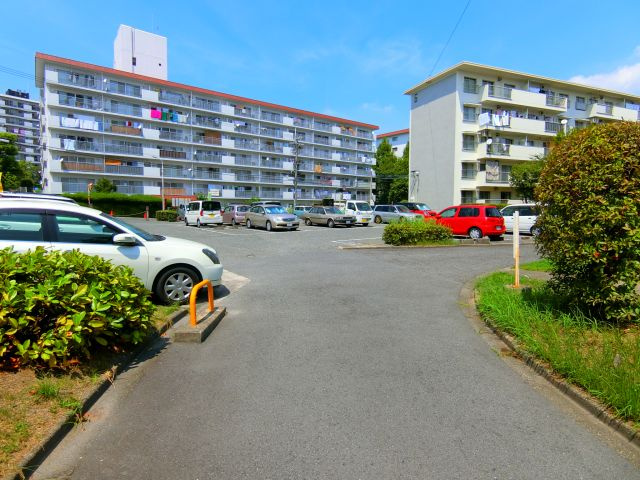 公団狭山住宅28号棟の駐車場