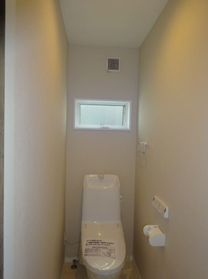 【トイレ】 | 平塚市平塚3丁目：新築戸建て | 2階、1階とも洗浄機能付きのトイレで快適！