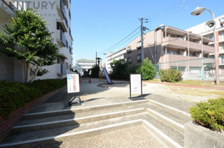 周辺にはスーパーなどの各種生活施設が充実しており、日常の買い物に困りません。