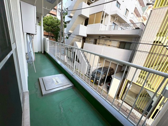 ローヤルハイツのざわのバルコニー|南向きのバルコニーは陽当り良好で、たっぷりのお洗濯物もよく乾きます！

現地ご見学希望・資料請求などお気軽にお問い合わせ下さい！
03-5990-5201