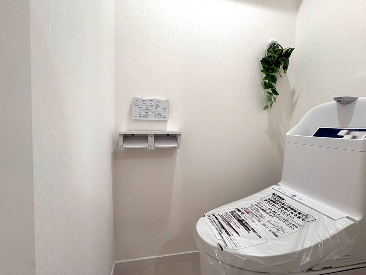ローヤルハイツのざわのトイレ|ウォシュレット付きのトイレはいつも快適！

現地ご見学希望・資料請求などお気軽にお問い合わせ下さい！
03-5990-5201