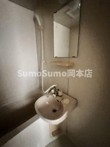 パープル本山の洗面所|明るい洗面所です