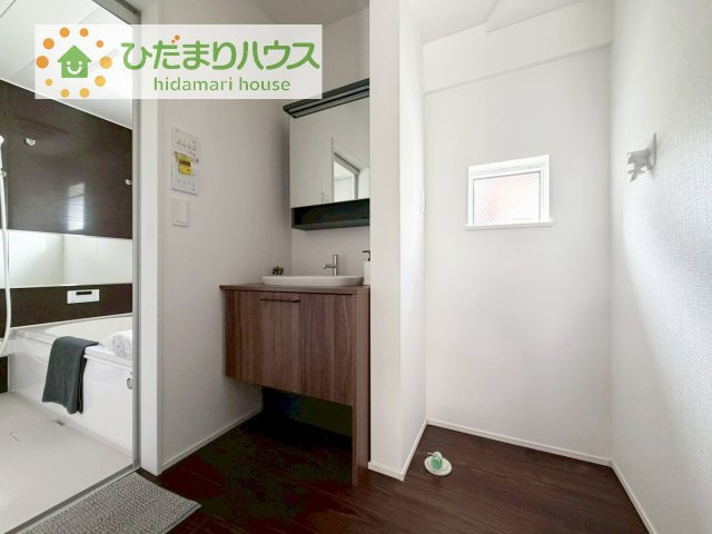 【独立洗面台】 | 我孫子市台田1丁目25-1期　新築戸建　1号棟 | 三面鏡の大きな鏡は憧れます(^^♪鏡の後ろは収納となっていて、細かいものでも収納できるのでスッキリと整理できます！