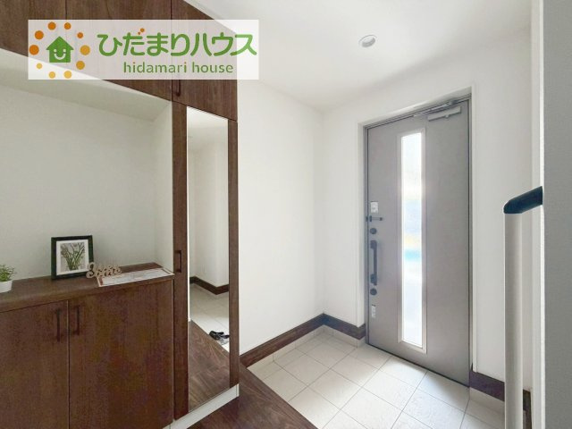 【玄関】 | 我孫子市台田1丁目25-1期　新築戸建　1号棟 | 毎日「行ってきます」「ただいま」をいう玄関は明るく光が差し込みます♪