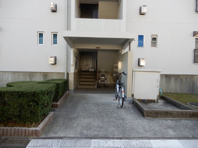 富田団地62棟のエントランス|
