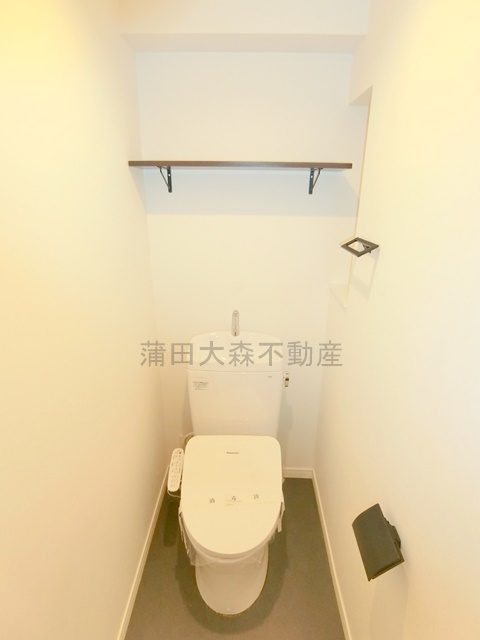ブルーノコート蒲田のトイレ|棚と温水洗浄暖房便座付きのタンクレストイレ