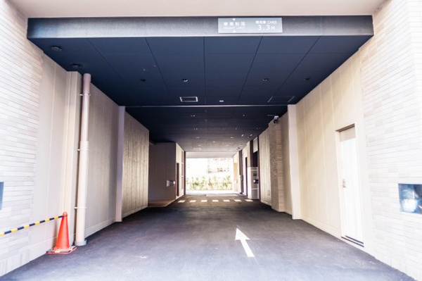 【駐車場】 | 【敷地内駐車場i入口】駐車場は出口と入口が分かれており、スムーズな出入りが可能です！