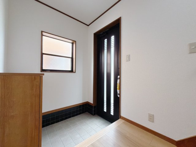 【中古戸建】伊勢崎市連取町の玄関|■玄関｜毎日の「いってらっしゃい」や「お帰りなさい」を大切なご家族と過ごす玄関は〈使いやすさ〉を追求しております。玄関横の物入は急な来客時でもさっとお片付けできるスペースを確保しています。