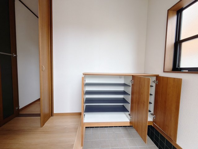 【中古戸建】伊勢崎市連取町の玄関|■玄関｜家族の靴がたくさんしまえる下駄箱付き。お子様の靴がこれから増えても安心な大きさです。