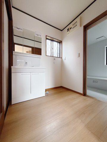 【中古戸建】伊勢崎市連取町の独立洗面台|■洗面室｜ゆとりのある洗面脱衣室ではお子様と並んで歯磨きもできるので一緒に成長を楽しめます♪ひろびろとした洗面室で、朝の準備も楽しくなります☆.*