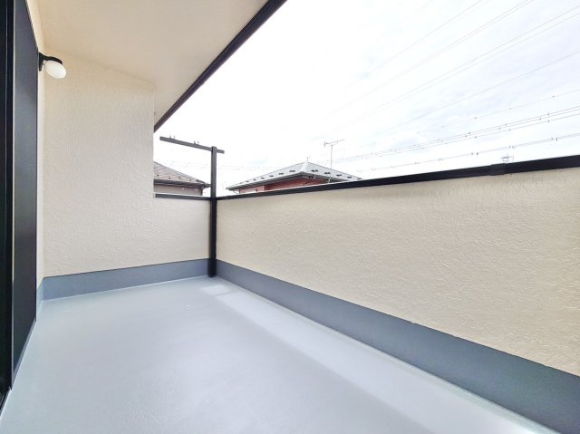 【中古戸建】伊勢崎市連取町のバルコニー|■バルコニー｜あたたかな陽のひかりを浴びることのできるバルコニー。お洗濯物やお布団を干せば、家族みんなが気持ちよく暮らすことができます(*^^*)