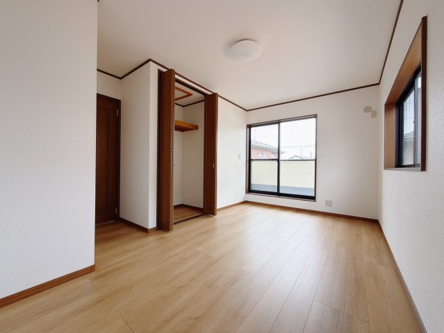 【中古戸建】伊勢崎市連取町の洋室|■2階洋室｜ナチュラルカラーの床です。模様替えなどとても楽しく工夫できます♪陽当たり、風通しもとても良いので毎日快適な生活スタートです！子供部屋にも良いですね♪
