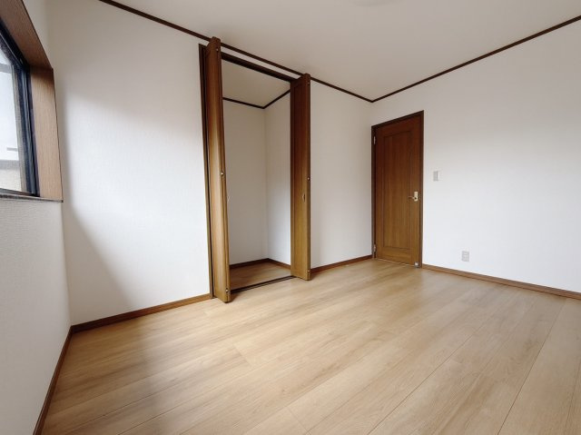 【中古戸建】伊勢崎市連取町の洋室|■2階洋室｜お子様の一人部屋にピッタリな洋室。木のぬくもりを感じるフローリングは、天然木の味わいが時とともに深みを増していきます。また、傷にも強く、フリーワックスでお手入れもラクラクです♪