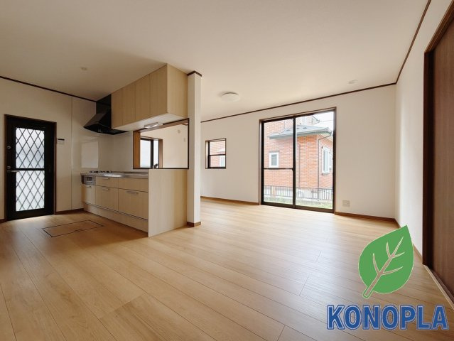 【中古戸建】伊勢崎市連取町の居間・リビング|■リビング｜時の流れと共に陽射しは装いを変え空間に新たな彩りを与えます。一日中家に居ても飽きることなく過ごすことができる素敵な空間です♪