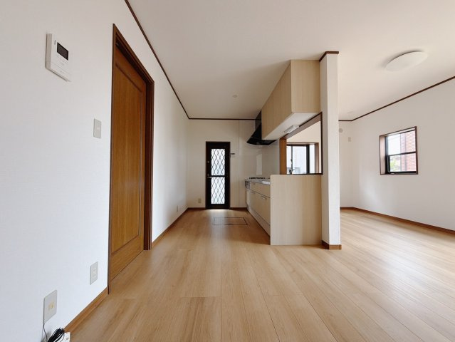 【中古戸建】伊勢崎市連取町の居間・リビング|■リビング｜落ち着きのある表情を見せるリビングダイニング。太陽の光がたっぷり差し込むリビングは、自然とご家族が集まる居心地の良い空間です。