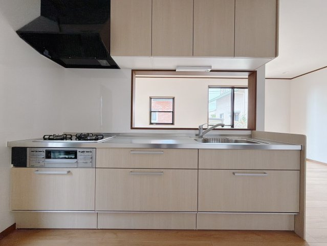 【中古戸建】伊勢崎市連取町のキッチン|■キッチン｜作業がはかどる広々カウンタースペース。会話がはずむ「オープンキッチン」なので家族とのコミュニケーションも活発になります。