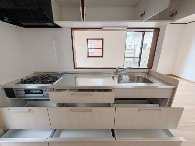 【中古戸建】伊勢崎市連取町のキッチン|■キッチン｜全スライド式収納キッチン♪お皿や鍋の出し入れもラクラクです（＾＾）！