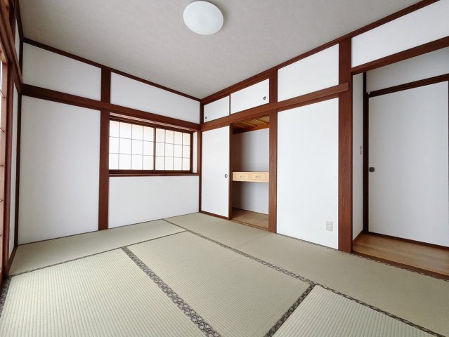 【中古戸建】伊勢崎市連取町の和室|■1階和室｜「続き間の和室」は子育て世代にこそ適しています。お子様のお昼寝スペースや、洗濯物をたたむのに便利です。客間やリビングの延長としても使えます。