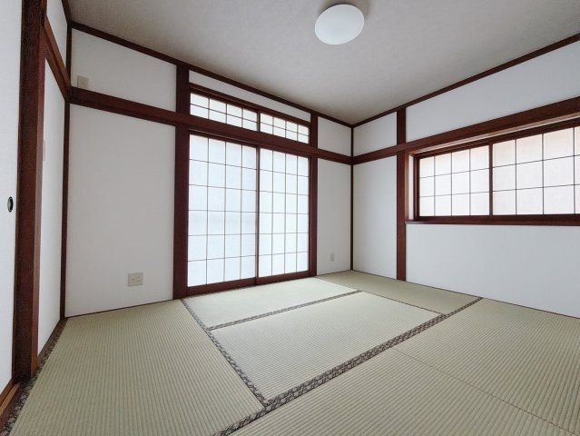 【中古戸建】伊勢崎市連取町の和室|■1階和室｜和室でしか味わえない畳ならではの香りや素材で和のやすらぎを感じてください♪休日はお子様とお昼寝するのにも最適です！