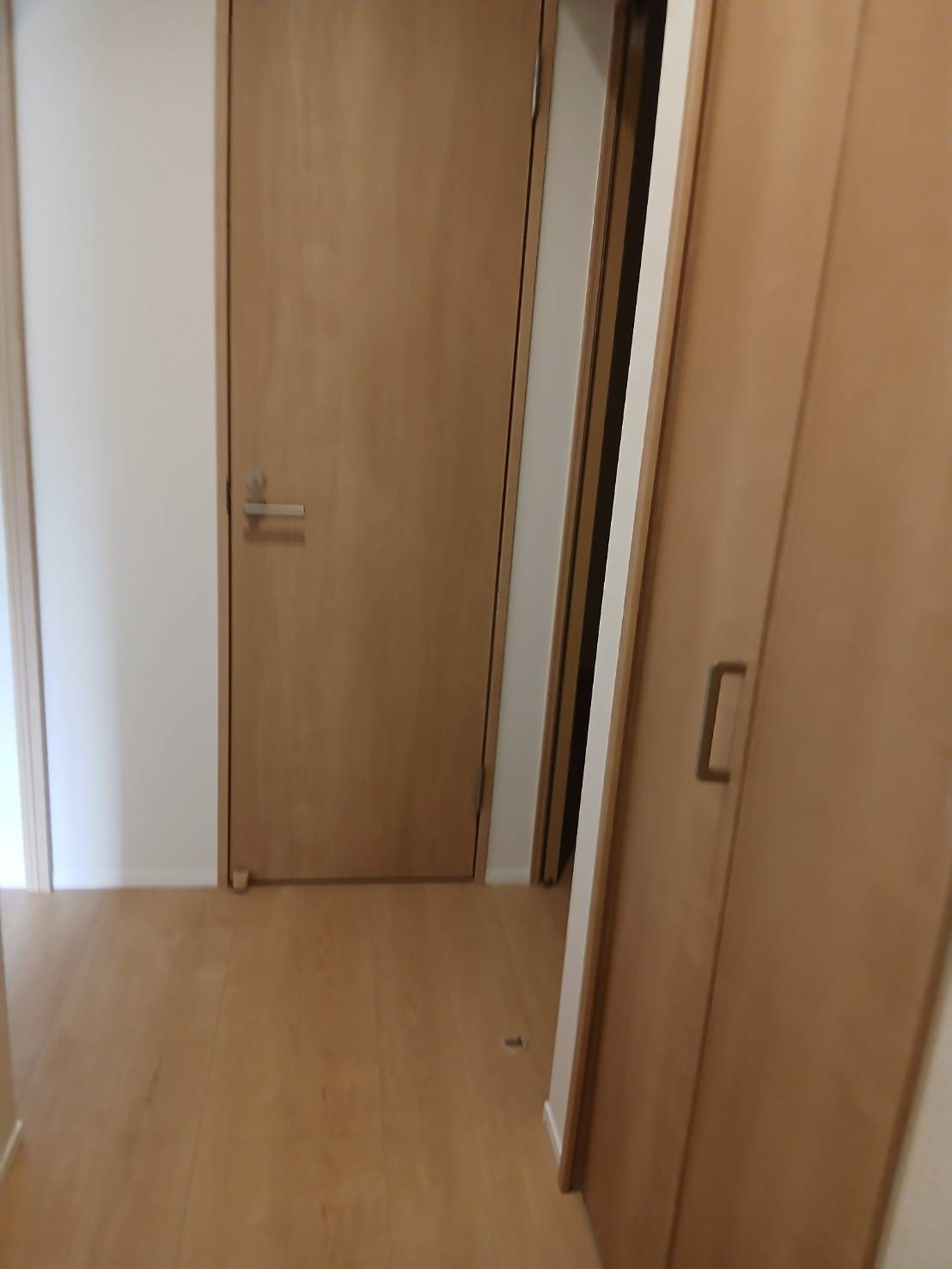玉東ミッタウンのその他|階段を上がるとこのようになっております。
正面はトイレで向かって右側は納戸2.8帖、手前は収納の扉です。