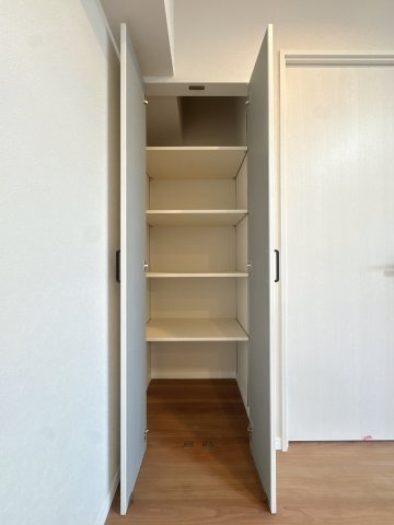 【収納】 | モントーレ姪浜 | 【リフォーム済みの清潔な収納スペース】内装に合わせ、収納内部も美しく一新。棚板の調整など使い勝手にも配慮されており、大切な衣類も安心して保管いただけます。