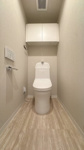 【トイレ】 | モントーレ姪浜 | 【温水洗浄便座】清潔感のあるトイレ空間。上部には収納棚があり、備品もスマートに保管できます。毎日使う場所だからこそ、心地よさにこだわりました。