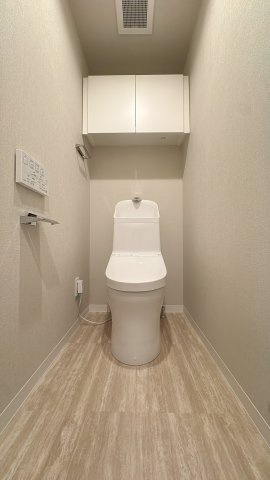 【トイレ】 | モントーレ姪浜 | 【温水洗浄便座】清潔感のあるトイレ空間。上部には収納棚があり、備品もスマートに保管できます。毎日使う場所だからこそ、心地よさにこだわりました。