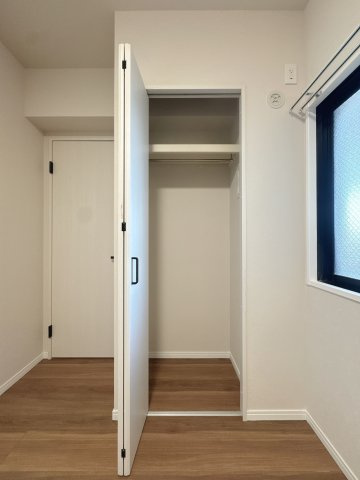 【収納】 | モントーレ姪浜 | 【リフォーム済みの清潔な収納スペース】内装に合わせ、収納内部も美しく一新。棚板の調整など使い勝手にも配慮されており、大切な衣類も安心して保管いただけます。