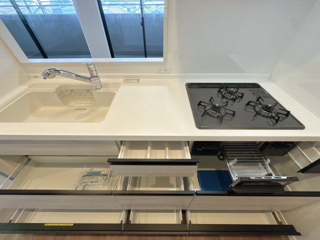 【キッチン】 | モントーレ姪浜 | 散らかりがちなキッチン用品もスッキリ収まる豊富な収納力。ワイドな作業スペースは、お子様と一緒に料理を楽しむのにも十分な広さです。お手入れのしやすさにも配慮し、美しさと使い心地を両立しました。