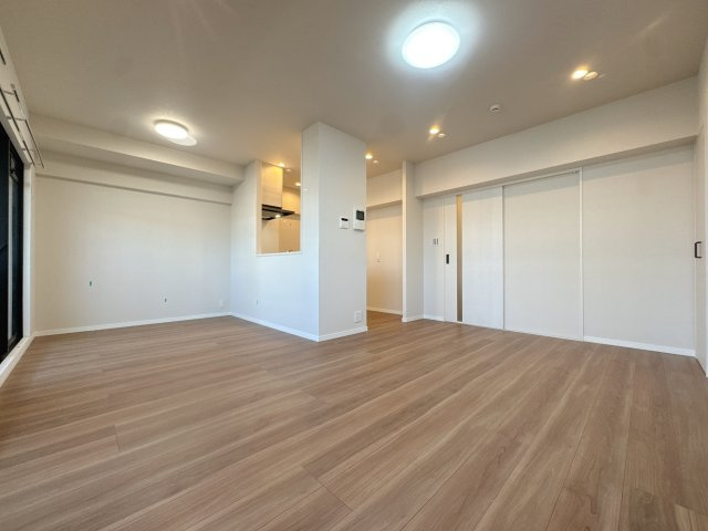 【居間・リビング】 | モントーレ姪浜 | 内装から水回りまで、細部にこだわりリノベーションを実施。最新の設備へ一新されており、入居当日から気持ちよく新生活をスタートできます。デザイン性と機能性が両立した住まいです。