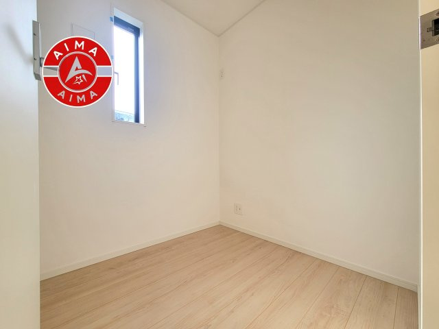 糟屋郡粕屋町阿恵第1-2棟（1号棟）の内観：施工例|【WIC（ウォークインクローゼット）】 たくさんの洋服をかけてもシワになりにくいウォークインクローゼット。洋服以外にも、普段使わない家電やスーツケース、ストック品など何でも片付く嬉しい空間です。