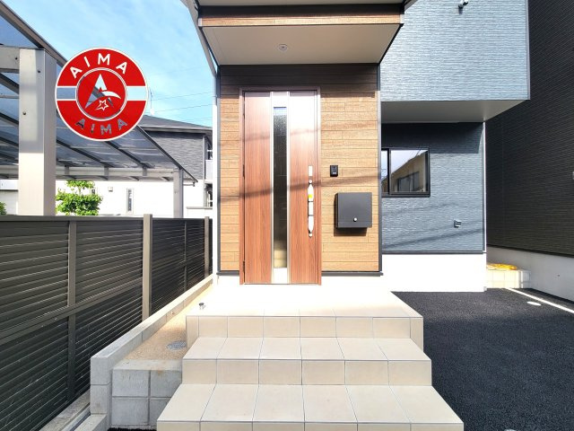糟屋郡粕屋町阿恵第1-2棟（1号棟）の外観：施工例|地盤調査済 / 玄関へ向かうまでのアプローチに漂う上質が期待感をもたせます。玄関は建物の顔。落着きを醸し出した自己主張が心に訴えてきます。