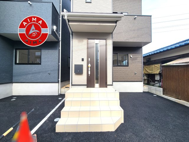 糟屋郡粕屋町阿恵第1-2棟（2号棟）の玄関|地盤調査済 / 玄関へ向かうまでのアプローチに漂う上質が期待感をもたせます。玄関は建物の顔。落着きを醸し出した自己主張が心に訴えてきます。