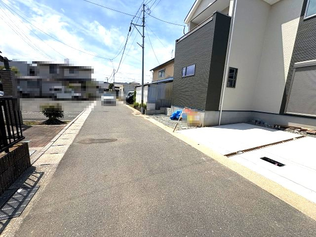 【その他】 | 糟屋郡新宮町三代西1丁目2期　1号棟（全1棟）【仲介手数料無料・0円】 | 現地写真。前面道路です。