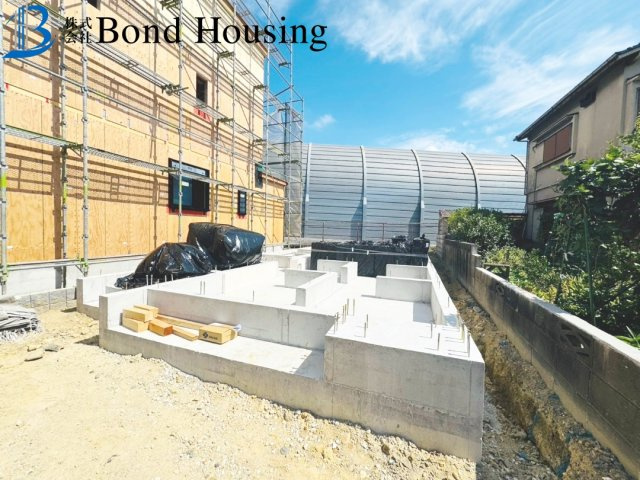 「並列2台駐車可能」「太陽光パネル搭載」上高丸全2棟2号棟の庭