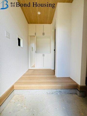 「長期優良住宅」「太陽光パネル搭載」上高丸全2棟1号棟の玄関