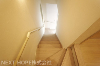 【内装】 | 西淀川区野里２丁目中古戸建 | 階段には手すりが設けられております♪お子様も安心して昇り降りができます！！