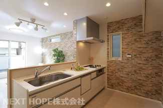 【キッチン】 | 西淀川区野里２丁目中古戸建 | 圧迫感の無い対面式システムキッチンです♪お料理を作りながらリビングの様子が確認できます！！