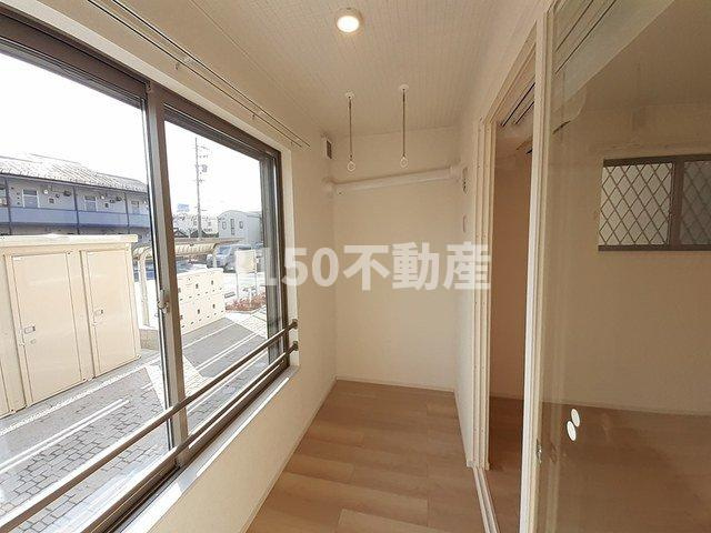 Ｉ・ＲＯ・ＨＡ　Ⅱのバルコニー|明るい色調の室内です