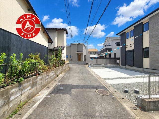 福岡市西区上山門2丁目第9-1棟（1号棟）の前面道路含む現地写真|前面道路は閑静な住宅地をはしる車通りの少ない道路。お車の出し入れが苦手なママや小さなお子様にも安心ですね。しっかり舗装もされているので、ベビーカーや自転車で通っても快適に通行できます。